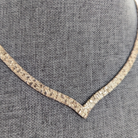 Vintage Estate Light Gold Tone Serpentine Snake Chain V Point Necklace - Picture 2 of 4